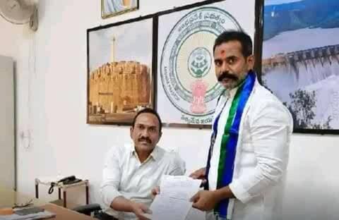 మంత్రాలయం: మంత్రాలయం జడ్పీటీసీ స్థానానికి నామినేషన్ వేసిన ఎమ్మెల్యే బాలనాగిరెడ్డి సోదరుడి కుమారుడు