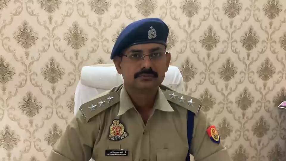 *अवगत कराना है कि कल दिनांक 22.10.2026 को सोशल मीडिया पर एक वीडियो वायरल हुआ जिसमें एक युवक द्वारा अपने मुंह में ज्वलनशील द्रव्य भर कर एक विशेष सम्प्रदाय के झंडे को जलाने का प्रयास किया गया, उक्त वीडियो के संबंध में तहरीर प्राप्त कर थाना गड़वार पर दो अज्ञात आरोपियों के विरूद्ध सुसंगत धाराओं में अभियोग पंजीकृत किया गया है । उक्त आरोपियों की पहचान कर पुलिस हिरासत में ले लिया गया है, अग्रिम विधिक कार्यवाही प्रचलित है, मौके पर शांति व्यवस्था कायम है । इस संबंध में क्षेत्राधिकारी नगर श्री सतीश कुमार शर्मा की वीडियो बाइट👇*
