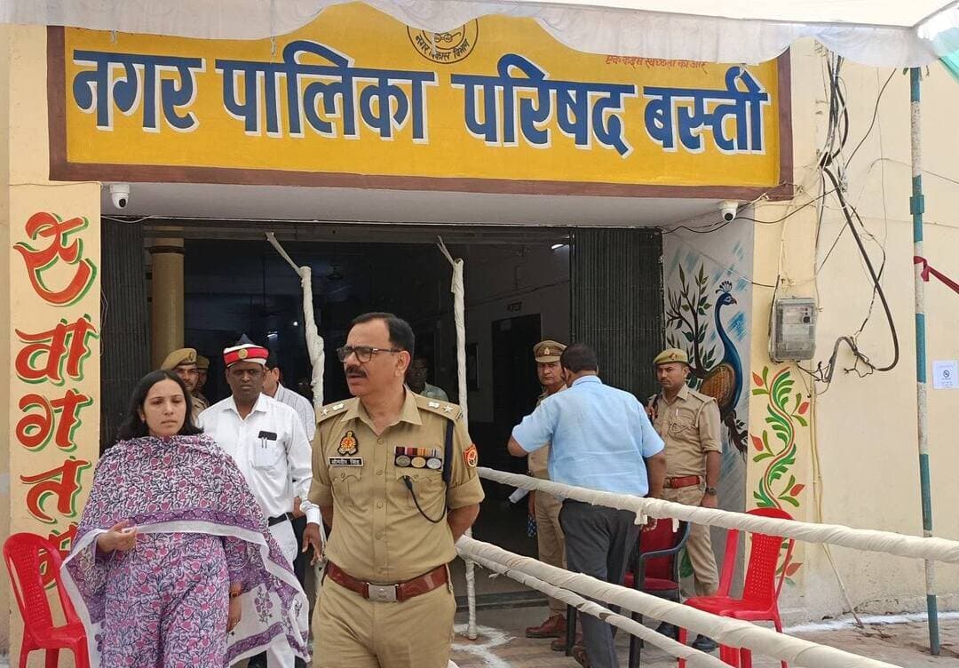 *बस्ती: शिक्षक निर्वाचन को लेकर DM-SP ने मतदान केंद्रों का किया निरीक्षण, दिए सख्त निर्देश*
*जनपद बस्ती, 23 अक्टूबर 2026।* गोरखपुर-फैजाबाद खण्ड शिक्षक निर्वाचन को निष्पक्ष, पारदर्शी और शांतिपूर्ण ढंग से संपन्न कराने के लिए जिला प्रशासन पूरी तरह सतर्क है।
इसी क्रम में जिलाधिकारी/जिला निर्वाचन अधिकारी कृत्तिका ज्योत्स्ना* तथा पुलिस अधीक्षक *ओमवीर सिंह* ने आज नगर पालिका परिषद कार्यालय भवन, क्षेत्र पंचायत कार्यालय भवन बस्ती सदर और क्षेत्र पंचायत कार्यालय भवन हर्रैया में स्थित मतदान केंद्रों का निरीक्षण किया। निरीक्षण के दौरान दोनों अधिकारियों ने मतदान केंद्रों पर व्यवस्थाओं का जायजा लिया और तैनात कर्मचारियों की भूमिका व सुरक्षा व्यवस्था की समीक्षा करते हुए आवश्यक दिशा-निर्देश दिए।
अधिकारियों ने संबंधित अधिकारियों को आपसी समन्वय बनाए रखते हुए निर्वाचन प्रक्रिया पर सतत निगरानी रखने के निर्देश दिए। उन्होंने कहा कि निर्वाचन आयोग के दिशा-निर्देशों का अक्षरशः पालन सुनिश्चित किया जाए।
जिलाधिकारी ने कहा कि निर्वाचन में पारदर्शिता बनाए रखना प्रशासन की प्राथमिकता है। सभी मतदान कार्मिक निर्धारित नियमों के अनुसार कार्य करें, मतदान की गोपनीयता और निष्पक्षता का विशेष ध्यान रखें। किसी भी स्तर पर लापरवाही बर्दाश्त नहीं की जाएगी।
वहीं पुलिस अधीक्षक ओमवीर सिंह ने सुरक्षा व्यवस्था का निरीक्षण कर पुलिसकर्मियों को सतर्क रहने के निर्देश दिए। उन्होंने कहा कि मतदान के दौरान कानून-व्यवस्था बनाए रखना सर्वोच्च प्राथमिकता है और किसी भी संदिग्ध गतिविधि पर तत्काल कार्रवाई की जाए।
संवाददाता हरी ओम प्रकाश
राष्ट्रीय हिंदी दैनिक कौटिल्य का भारत