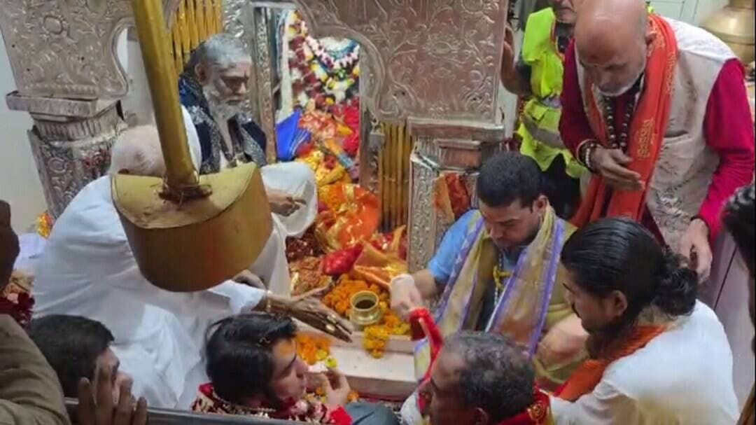 बाबा बागेश्वर ने किया मैहर की माता शारदा भवानी के दर्शन