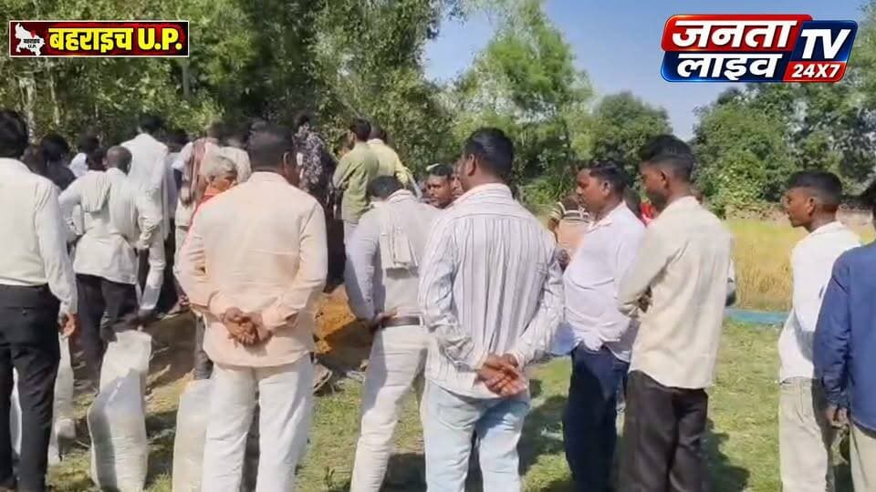 🚨 रेलवे ट्रैक पर मिला पत्रकार के भाई का शव, हत्या की आशंका से हड़कंप
बहराइच के रिसिया-मटेरा रेलवे ट्रैक पर मिला 19 वर्षीय कृष्ण कुमार का शव। परिजनों ने जताई हत्या की आशंका, पुलिस हादसे समेत सभी पहलुओं पर कर रही जांच।
#Bahraich #BahraichNews #बहराइच #Risia #RisiaNews #Matेरा #UttarPradesh #UPNews #BreakingNews #HindiNews #CrimeNews #RailwayTrack #KrishnaKumar #UdalKumar #GRP #RPF #ForensicTeam #PoliceInvestigation #LatestNews #jantalivetv