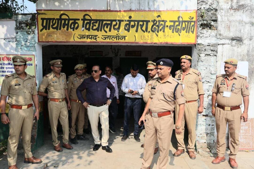 विधान परिषद (MLC) चुनावों को निष्पक्ष, पारदर्शी, शांतिपूर्ण और सकुशल संपन्न कराने के उद्देश्य से जिलाधिकारी जालौन, श्री समीर व पुलिस अधीक्षक जालौन, श्री सुरेशचन्द्र रावत द्वारा बंगरा, बंगरा व माधौगढ बूथों का संयुक्त रुप से निरीक्षण किया गया । इस दौरान पोलिंग बूथों पर लगे पुलिस बल की ड्यूटियों को चेक कर सुरक्षा व्यवस्था को चाक-चौबंद रखने, मतदाताओं की चेकिंग व फ्रिस्किंग में पूरी तरह सतर्कता बरतने तथा निर्वाचन आयोग द्वारा जारी आदर्श आचार संहिता के दिशा-निर्देशों का कड़ाई से पालन सुनिश्चित करने इत्यादि के सम्बन्ध में आवश्यक दिशा-निर्देश दिए गए ।