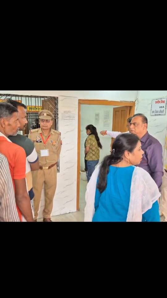 जालौन : जालौन में स्नातक निर्वाचन के मतदान को लेकर प्रशासन अलर्ट,,
जिलाधिकारी समीर और एसपी सुरेश चंद्र रावत नेपोलिंग बूथों का किया निरीक्षण,,
मतदान केंद्र पर सुरक्षा व्यवस्था का लिया जायजा,,
डीएम समीर बोले—जिले में शांतिपूर्ण तरीके से चल रहा मतदान,,
एसपी सुरेश चंद्र रावत ने कहा—सुरक्षा व्यवस्था में नहीं होने दी जाएगी किसी भी प्रकार की चूक,,
प्रशासन की पैनी नजर, शांतिपूर्ण और निष्पक्ष मतदान कराने पर जोर,,