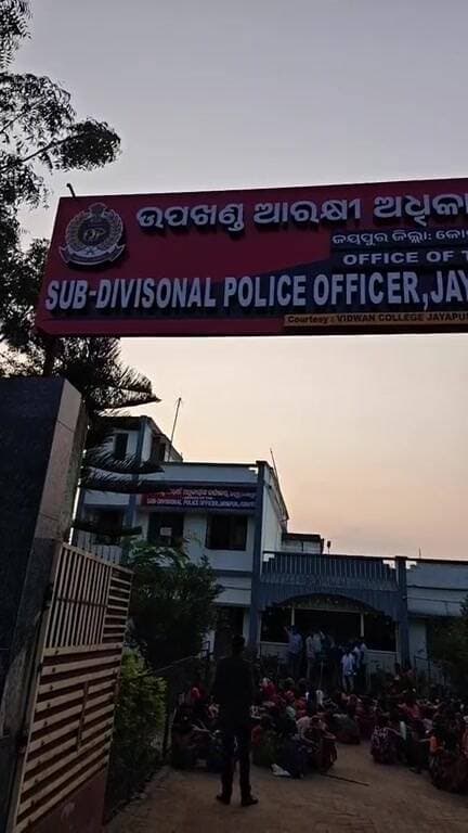 ଜୟପୁର: ଜୟପୁରରେ ମଦ ବିରୋଧୀ ଆନ୍ଦୋଳନ: ଠେଙ୍ଗା ଧରି ଏସ୍ଡିପିଓ ଅଫିସ୍ରେ ପହଞ୍ଚିଲେ ମହିଳା