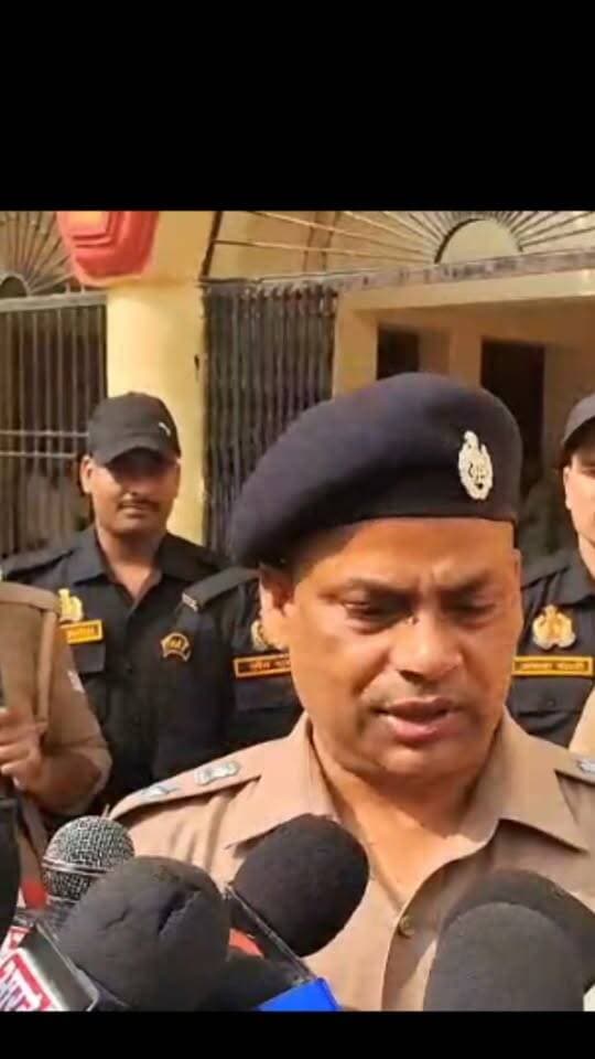 विधान परिषद (MLC) चुनावों को निष्पक्ष, पारदर्शी, शांतिपूर्ण और सकुशल संपन्न कराने के उद्देश्य से जिलाधिकारी जालौन, श्री समीर व पुलिस अधीक्षक जालौन, श्री सुरेशचन्द्र रावत द्वारा पोलिंग बूथ उरई व जालौन का संयुक्त रुप से निरीक्षण किया गया!! जनपद जालौन के सभी 24 मतदान केन्द्रों पर सुदृढ पुलिस बल का व्यवस्थापन किया गया है!!
सभी पोलिंग बूथों पर निरीक्षक स्तर के अधिकारी प्रभारी नियुक्त किये गये हैं । मतदाताओं के आवागमन को सुरक्षित व सुचारू बनाने के दृष्टिगत आगमन स्थान से पोलिंग बूथों तक सुरक्षा के पुख्ता इंतजाम किेये गये हैं ।पुलिस अधीक्षक जालौन द्वारा दी गयी बाइट