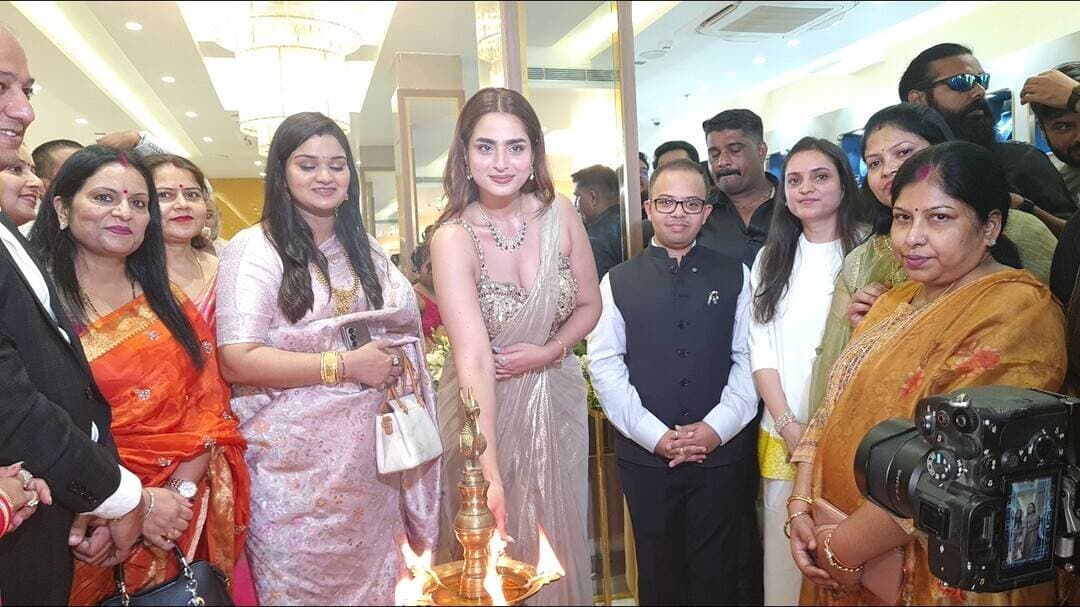 मिर्जापुर में ऐश्प्रा जेम्स एंड ज्वेल्स की एंट्री, हीरोइन आयशा खान ने किया शोरूम का उद्घाटन