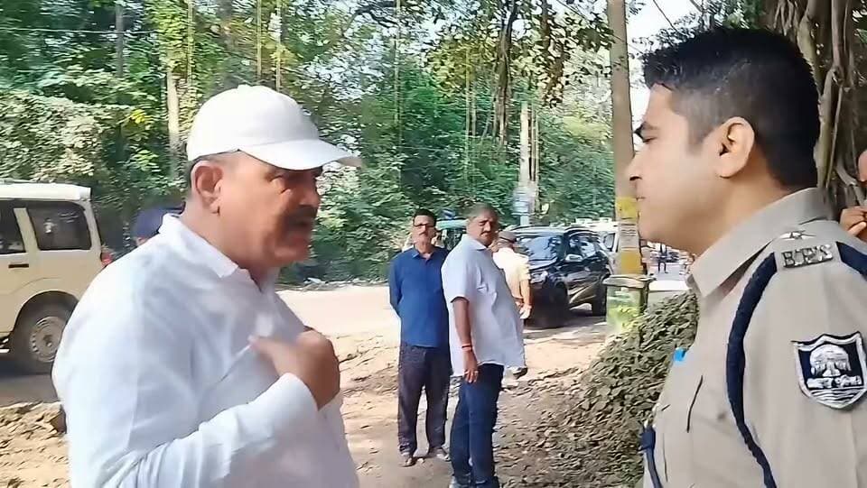 मोकामा में MLC चुनाव के बीच भारी बवाल, नीरज कुमार और अनंत सिंह के समर्थक भिड़े, DSP ने भीड़ को खदेड़ा..!