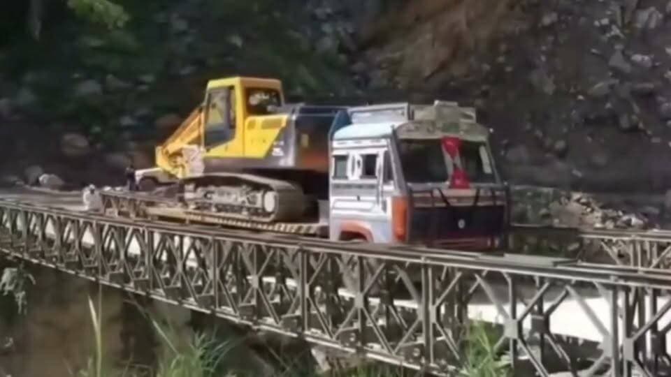 एक ट्रक पर एस्कवेटर लोड कर पुल पार करने के दौरान अचानक पुल टूट गया और ट्रक समेत भारी मशीन नीचे जा गिरी गनीमत रही कि चालक को ज्यादा चोट नहीं आई। हादसे का वीडियो सोशल मीडिया पर तेजी से वायरल हो रहा है।