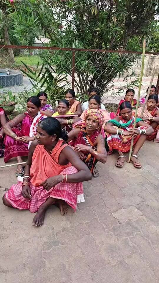 🔴Live ହାତରେ ଠେଙ୍ଗା ଧରି ମଦ ବନ୍ଦ ଦାବୀରେ ଜୟପୁର SDPO ଅଫିସରେ ସଲପା ଓ ବଡ଼ ଯେଉନା ଗ୍ରାମ ର ଶତାଧିକ ମହିଳା