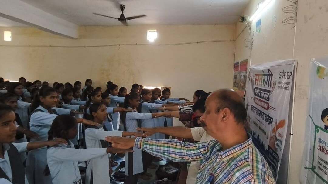 सतरंगी सप्ताह स्वीप कलेण्डर के तहत प्रथम दिवस पर कविता पाठ, सांस्कृतिक प्रतियोगिता एवं आशु भाषण के माध्यम से दिया मतदान जागरूकता का संदेश
धौलपुर, 23 अक्टूबर। जिला निर्वाचन अधिकारी श्रीनिधि बी टी के निर्देशानुसार आगामी पंचायतीराज आम चुनाव 2026 में स्वच्छ, पारदर्शी निर्वाचन सुनिश्चित करने व मताधिकार का प्रयोग करने के सम्बंध में जागरूकता लाने हेतु जिला नोडल अधिकारी स्वीप के निर्देशन में सतरंगी सप्ताह स्वीप कलेण्डर के तहत प्रथम दिवस पर जिला स्वीप टीम द्वारा राउमावि विरोंधा, राउमावि सरानीखेडा, राउमावि सिंघावली बरेह एवं राउमावि नकटपुरा में कविता पाठ, सांस्कृतिक प्रतियोगिता एवं आशु भाषण के माध्यम से सभी मतदाताओं को जागरूक करने हेतु प्रेरित किया। राउमावि सरानीखेडा में छात्राओं द्वारा मतदाता जागरूकता हेतु कविता पाठ आओ मतदान सुगम बनाओ, पंजीकरण जरूर करवाओ, आओ सब साथ आते हैं, पर्व चलो मनाते हैं के द्वारा उत्साह पूर्वक माहौल बनाया। राउमावि नकटपुरा में छात्र-छात्राओं के मध्य आशू भाषण प्रतियोगिता का आयोजन कराया गया। जिला स्वीप टीम के सदस्य द्वारा बताया कि हमें अपनी बुद्विमता से अपने मत का प्रयोग करके सुयोग्य नागरिक का चयन करना चाहिए जिससे हमारा विकास हो सके। चुनाव को किसी भी लोकतंत्र का आधार स्तंभ माना जाता है। किसी भी स्वस्थ लोकतंत्र के लिए एक निश्चित अंतराल के बाद चुनाव प्रक्रिया का होना काफी आवश्यक होता है। इस मौके पर पर मतदाताओं से अपील की गयी कि वे लोकतंत्र के महापर्व में सक्रिय भागीदारी निभायें। किसी भी प्रलोभन एवं दवाव में आये बिना अपने मताधिकार का प्रयोग करें और अन्य लोगों को भी मतदान के लिए प्रेरित करें। इस अवसर पर जिला स्वीप टीम के सदस्य मौजूद रहे।