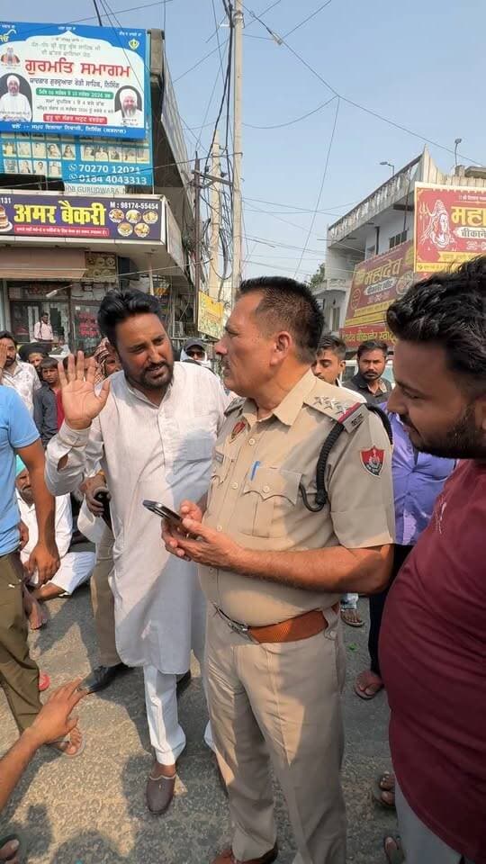 बिजली की किल्लत से परेशान होकर पहले निसिंग वालों ने जाम लगाया और अब गांव गोंदर निवासियों ने बिजली न आने की वजह से परेशान होकर रोड पर लगाया जाम। अधिकारियों ने सिर्फ दिया आश्वासन