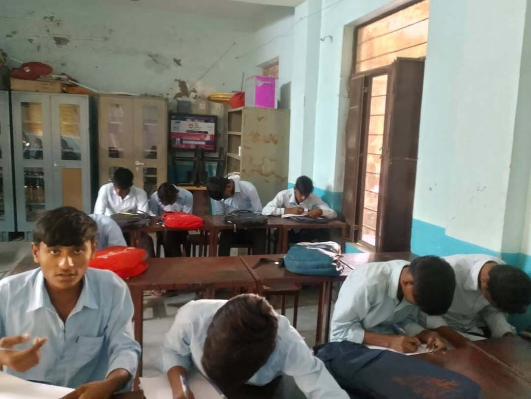 सतरंगी स्वीप सप्ताह के अंतर्गत मतदाता जागरूकता कार्यक्रम आयोजित
धौलपुर, 23 अक्टूबर 2026। जिला निर्वाचन अधिकारी महोदय के निर्देशानुसार सतरंगी स्वीप सप्ताह के अंतर्गत आज महिला अधिकारिता विभाग द्वारा शिक्षा विभाग एवं महिला एवं बाल विकास विभाग सहित अन्य संबंधित विभागों के समन्वय से राजकीय उच्च माध्यमिक विद्यालय, विपरपुर में मतदाता जागरूकता कार्यक्रम का आयोजन किया गया।
कार्यक्रम का मुख्य उद्देश्य आगामी पंचायत चुनाव में अधिकाधिक मतदाताओं की सहभागिता सुनिश्चित करना तथा आमजन को अपने मताधिकार का प्रयोग करने के लिए प्रेरित करना था। इस अवसर पर विद्यालय में कविता पाठ, आशु भाषण एवं मतदाता शपथ जैसी विभिन्न जागरूकता गतिविधियों का आयोजन किया गया। इनके माध्यम से विद्यार्थियों एवं उपस्थित जनसमूह को मतदान के महत्व, लोकतांत्रिक प्रक्रिया में मतदाताओं की भूमिका तथा अनिवार्य रूप से मतदान करने के प्रति जागरूक किया गया।
समस्त कार्यक्रम सहायक निदेशक महिला अधिकारिता विभाग भैरू प्रकाश नागर के मार्गदर्शन में आयोजित किया गया। कार्यक्रम में जिला महिला सशक्तिकरण केंद्र के कार्मिक, पन्ना धाय सुरक्षा एवं सम्मान केंद्र स्टाफ, विद्यालय स्टाफ एवं छात्राएँ उपस्थित रहीं।
कार्यक्रम के माध्यम से आगामी पंचायत चुनाव में अधिकाधिक मतदाताओं की भागीदारी सुनिश्चित करने तथा लोकतंत्र को सशक्त बनाने के लिए मतदान के प्रति जागरूकता का संदेश दिया गया।