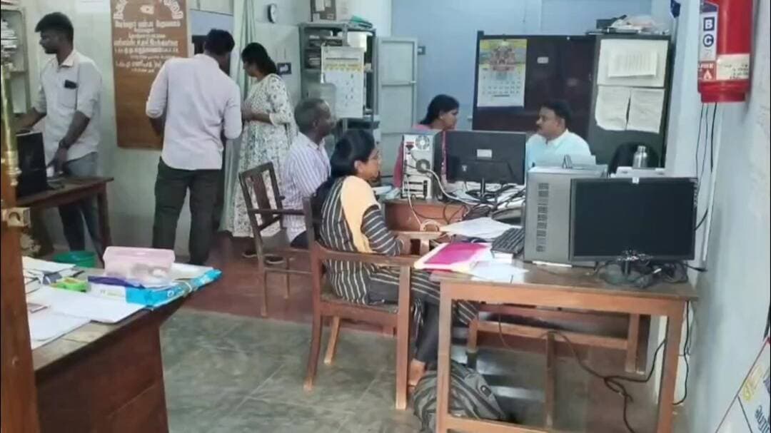 பெரம்பலூர்: பெரம்பலூர் நகர் ஊரமைப்பு அலுவலகத்தில் லஞ்ச ஒழிப்புத் துறையினர் அதிரடி சோதனை