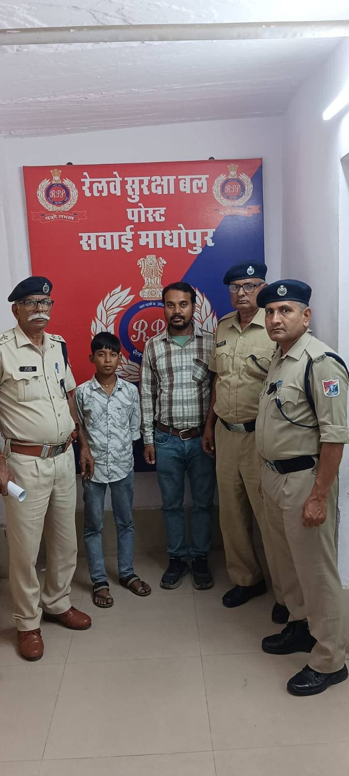घर से नाराज होकर निकले 13 वर्षीय बालक को आरपीएफ ने सुरक्षित रेस्क्यू किया
सवाई माधोपुर स्टेशन पर अकेला मिला बालक, चाइल्ड हेल्पलाइन को सुरक्षित सुपुर्द
कोटा। रेलवे सुरक्षा बल सवाई माधोपुर ने सतर्कता दिखाते हुए रेलवे स्टेशन पर अकेले मिले 13 वर्षीय नाबालिग बालक को सुरक्षित रेस्क्यू कर चाइल्ड हेल्पलाइन के सुपुर्द किया।
वरिष्ठ मंडल वाणिज्य प्रबंधक श्री सौरभ जैन ने बताया कि उपनिरीक्षक जयप्रकाश बघेल एवं प्रधान आरक्षक मुकेश कुमार मीणा प्लेटफॉर्म संख्या 2-3 पर गश्त कर रहे थे। इसी दौरान रात करीब 10:25 बजे प्लेटफॉर्म संख्या 2 पर एक बालक अकेला दिखाई दिया।
पूछताछ में बालक ने बताया कि वह गंगापुर सिटी क्षेत्र का रहने वाला है और कक्षा छठी में पढ़ता है। वह घर से नाराज होकर गाड़ी संख्या 12926 पश्चिम एक्सप्रेस से गंगापुर सिटी से सवाई माधोपुर आ गया था।
आरपीएफ कर्मियों ने बालक को सुरक्षा में रेलवे सुरक्षा बल पोस्ट सवाई माधोपुर लाकर तत्काल चाइल्ड हेल्पलाइन को सूचना दी। सूचना पर चाइल्ड हेल्पलाइन सवाई माधोपुर की टीम पोस्ट पहुंची, जहां आवश्यक औपचारिकताओं के बाद बालक को सुरक्षित रूप से टीम के सुपुर्द कर दिया गया।