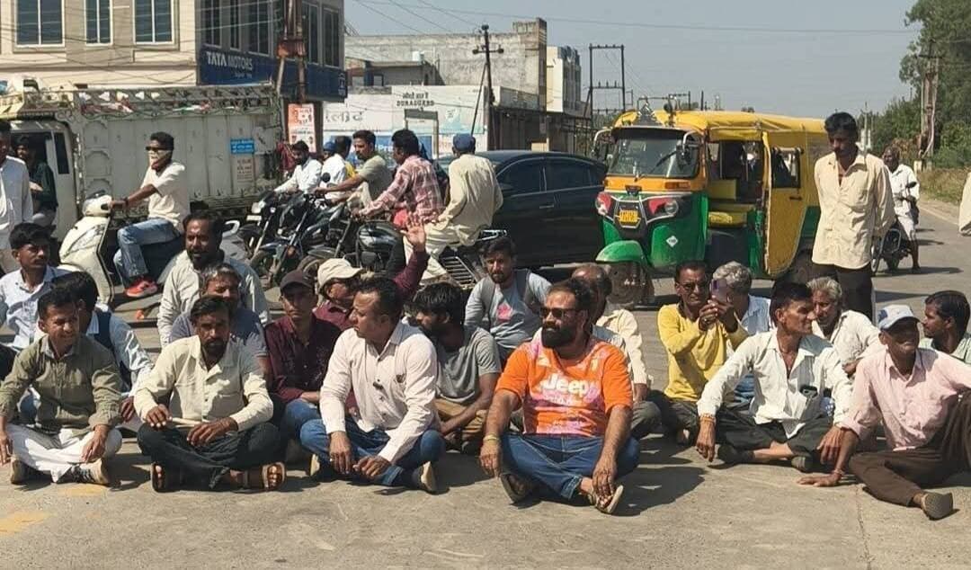 मंदसौर में खाद की समस्याओं को लेकर जिला पंचायत सदस्य दीपक सिंह गुर्जर किसानों के साथ सड़कों पर बैठे