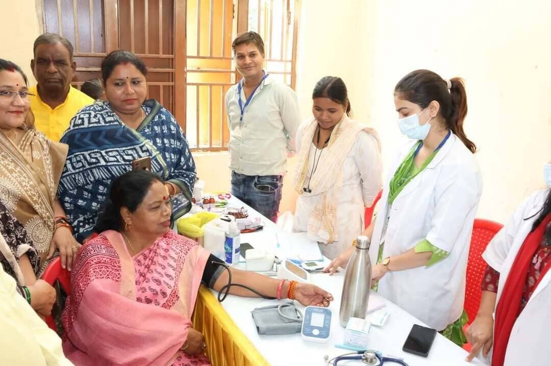 स्वास्थ्य के प्रति जागरूकता की पहल 🩺
भोपाल के वार्ड 45 में आयोजित जिला स्तरीय मुख्यमंत्री जनविश्वास शिविर के दौरान महापौर नगर निगम भोपाल श्रीमती मालती राय ने स्वास्थ्य विभाग के स्टॉल पर अपना ब्लड प्रेशर चेक कराकर स्वास्थ्य जांच के प्रति जागरूकता का संदेश दिया।
#मुख्यमंत्री_जनविश्वास_अभियान #Raisen