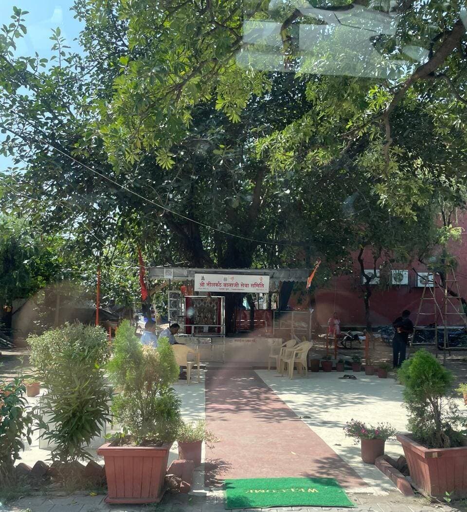 पंचकूला में सरकारी जमीन पर कथित अवैध मंदिर निर्माण का मुद्दा गरमाया, ओपी सिहाग ने उठाए सवाल
जेजेपी जिला अध्यक्ष ओपी सिहाग का आरोप—दूरदराज के अवैध निर्माण तो दिखे, सेक्टर-11 और सेक्टर-14 की सरकारी जमीन पर हो रहे निर्माण क्यों नहीं?
पंचकूला, 23 अक्टूबर। पंचकूला में सरकारी जमीन पर कथित अवैध मंदिर निर्माण को लेकर राजनीतिक बयानबाजी तेज हो गई है। जननायक जनता पार्टी (जेजेपी) के जिला अध्यक्ष ओपी सिहाग ने पूर्व विधायक एवं विधानसभा अध्यक्ष ज्ञानचंद गुप्ता पर कटाक्ष करते हुए सेक्टर-11 और सेक्टर-15 के चौक के पास स्थित सरकारी पार्किंग तथा सेक्टर-14 के पार्क की जमीन पर कथित रूप से बनाए जा रहे मंदिरों का मुद्दा उठाया है।
ओपी सिहाग ने कहा कि बुधवार को जिला कष्ट निवारण समिति की बैठक में ज्ञानचंद गुप्ता ने जिला नगर योजनाकार (डीटीपी) पंचकूला और उनके स्टाफ पर गंभीर आरोप लगाए थे। उन्होंने आरोप लगाया था कि जिले के नियंत्रित क्षेत्र में अपनी जमीन पर बिना अनुमति अवैध कॉलोनियां काटने और भवन निर्माण करने वालों के खिलाफ कार्रवाई नहीं की जा रही है तथा इसके पीछे कथित तौर पर रिश्वतखोरी का मामला हो सकता है।
सिहाग ने सवाल उठाया कि यदि पूर्व विधानसभा अध्यक्ष को दूरदराज के क्षेत्रों में हो रहे कथित अवैध निर्माण दिखाई देते हैं, तो पंचकूला के व्यस्त चौकों के पास सरकारी जमीन पर हो रहे निर्माण क्यों नजर नहीं आते? उन्होंने कहा कि सरकारी जमीन पर किसी भी तरह का अवैध निर्माण रोकना संबंधित विभाग और प्रशासन की जिम्मेदारी है। उन्होंने प्रदेश सरकार, भाजपा नेताओं और संबंधित अधिकारियों से इस मामले में कार्रवाई करने की मांग की।
जेजेपी जिला अध्यक्ष ने चेतावनी दी कि यदि शहीद भगत सिंह चौक के पास कथित रूप से बनाए जा रहे दोनों मंदिरों को नहीं हटाया गया, तो आने वाले समय में वहां यातायात व्यवस्था प्रभावित हो सकती है। उनका आरोप है कि मंदिर निर्माण करने वाले लोगों ने चौक के दोनों ओर भंडारे लगाने शुरू कर दिए हैं, जिसके चलते सैकड़ों लोग अपने वाहनों के साथ वहां रुकते हैं। इससे यातायात नियंत्रण में परेशानी होने की आशंका है।
सिहाग ने प्रशासन से मांग की कि सरकारी जमीन पर हो रहे कथित अवैध निर्माण की जांच कर नियमानुसार कार्रवाई की जाए और चौक पर यातायात व्यवस्था सुचारु रखने के लिए उचित कदम उठाए जाएं।
समाचार संसार न्यूज़ 24 : रिपोर्टर देव शर्मा
#पंचकूला #सरकारीजमीन #अवैधनिर्माण #ओपीसिहाग #जेजेपी #यातायातव्यवस्था #सच्ची_खबर_सटीक_विश्लेषण