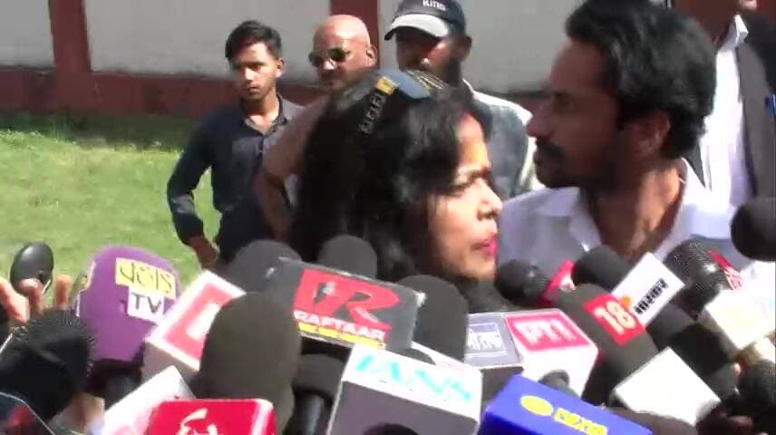 देहरादून: देहरादून कोर्ट में हाई-वोल्टेज ड्रामा, उर्मिला सनावर ने किया हंगामा