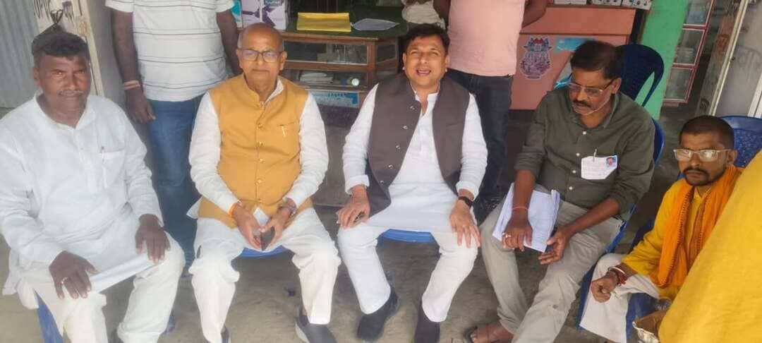 ### **तिरहुत स्नातक और शिक्षक निर्वाचन: भाजपा जिला अध्यक्ष मनीष कुमार गुप्ता ने सुरसंड, पुपरी और चोरौत में की बैठक, निष्पक्ष मतदान की अपील**
**सीतामढ़ी:**
तिरहुत स्नातक एवं शिक्षक निर्वाचन क्षेत्र के चुनाव को लेकर राजनीतिक सरगर्मी तेज हो गई है। इसी क्रम में भारतीय जनता पार्टी (भाजपा) के जिलाध्यक्ष मनीष कुमार गुप्ता ने सुरसंड, पुपरी और चोरौत स्थित विभिन्न एनडीए कार्यालयों का दौरा किया। इस दौरान उनके साथ **भाजपा नेता सह वरिष्ठ अधिवक्ता विमल शुक्ला** भी विशेष रूप से मौजूद रहे।
दौरे के दौरान नेताओं ने स्थानीय कार्यकर्ताओं से मुलाकात कर चुनाव तैयारियों का जायजा लिया और आपसी समन्वय बनाकर कार्य करने पर जोर दिया।
इस अवसर पर जिलाध्यक्ष मनीष कुमार गुप्ता और वरिष्ठ अधिवक्ता विमल शुक्ला ने संयुक्त रूप से लोकतंत्र के इस महापर्व में मतदाताओं से बढ़-चढ़कर हिस्सा लेने की अपील की। उन्होंने कहा कि मतदान लोकतंत्र का सबसे सशक्त हथियार है, जिसके माध्यम से जनता अपने अधिकारों का सही उपयोग करती है। उन्होंने सभी मतदाताओं से निष्पक्ष भाव से और बिना किसी प्रलोभन के अपने मताधिकार का प्रयोग करने का आह्वान किया।