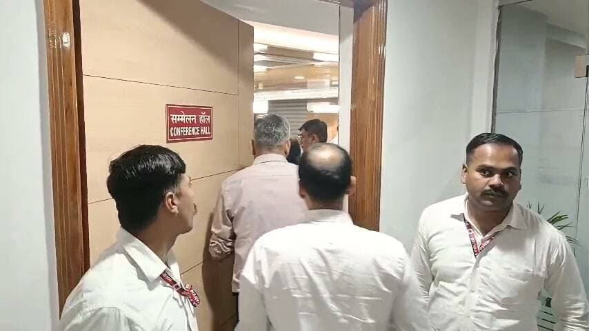 पंचकूला ब्रेकिंग
बिजली कर्मियों के हड़ताल पर यूनियन के पदाधिकारीयो की बैठक जारी
वहीं दूसरी तरफ ऊर्जा मंत्री अनिल वीज के द्वारा सरकार का पक्ष रखने के बाद अब अनिल विज मुख्यमंत्री से बैठक कर रहे हैं
वहीं दूसरी तरफ बिजली कर्मचारी यूनियन के पदाधिकारी अपने सदस्यों के साथ चर्चा कर रहे हैं
जल्दी बैठक के बाद एक बड़ा फैसला आ सकता है