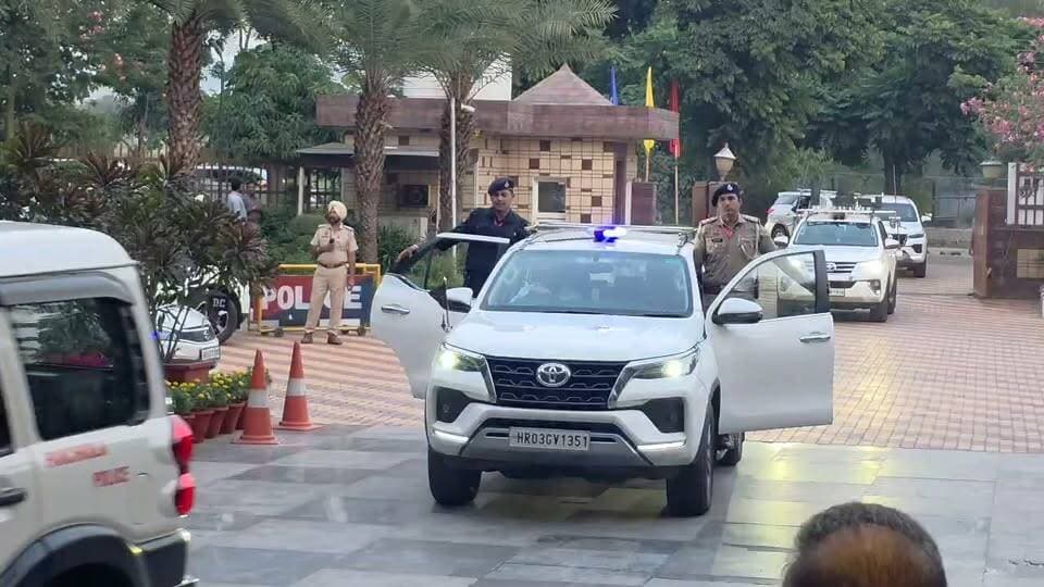 ऊर्जा मंत्री अनिल विज के साथ बिजली विभाग की यूनियन के पदाधिकारीयो के साथ पहले दौर की बैठक समाप्त
अब कर्मचारी यूनियन के पदाधिकारी कर रहे हैं बैठक
ऊर्जा मंत्री अनिल विज हरियाणा मुख्यमंत्री से कर रहे हैं चर्चा