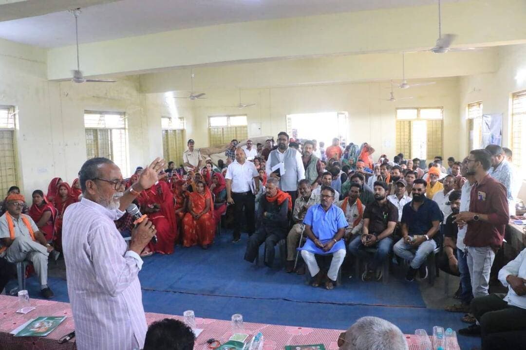 शासकीय योजनाओं का लाभ लेने में संघर्ष की स्थिति समाप्त, हर वर्ग के विकास के लिए सरकार प्रतिबद्ध : विधायक श्री मुकेश टंडन
-------------------------------------
गुलरखेडी के सामुदायिक भवन में आयोजित उद्यम संवाद में विधायक ने किया महिलाओं को आत्मनिर्भर बनाने और बच्चों को नियमित स्कूल भेजने का आह्वान
-------------------------------------
विदिशा। मुख्यमंत्री जन विश्वास अभियान के अंतर्गत गुलरखेडी के सामुदायिक भवन में आयोजित उद्यम संवाद कार्यक्रम को संबोधित करते हुए विदिशा विधायक श्री मुकेश टंडन ने कहा कि शासन की जनकल्याणकारी योजनाओं का लाभ पात्र हितग्राहियों तक पहुंचाने की दिशा में निरंतर प्रयास किए जा रहे हैं। अब शासकीय योजनाओं का लाभ लेने में संघर्ष और कठिनाई की स्थिति समाप्त हुई है। सरकार का प्रयास है कि पात्र व्यक्ति तक योजना की जानकारी और उसका लाभ सरलता से पहुंचे। विधायक श्री टंडन ने कहा कि प्रधानमंत्री श्री नरेन्द्र मोदी और मुख्यमंत्री डॉ. मोहन यादव का एक ही ध्येय है कि समाज के प्रत्येक वर्ग का विकास सुनिश्चित हो। विकास का लाभ अंतिम पंक्ति में खड़े व्यक्ति तक पहुंचे और कोई भी परिवार शासन की योजनाओं से वंचित न रहे, इसी उद्देश्य से विभिन्न जनकल्याणकारी योजनाओं का प्रभावी क्रियान्वयन किया जा रहा है। उन्होंने विशेष रूप से महिलाओं के आर्थिक एवं सामाजिक सशक्तिकरण पर जोर देते हुए कहा कि महिलाओं को आत्मनिर्भर बनाने के लिए सरकार द्वारा अनेक योजनाएं संचालित की जा रही हैं। इन योजनाओं के माध्यम से महिलाओं को स्वरोजगार, आजीविका और आर्थिक गतिविधियों से जोड़कर उनके जीवन में सकारात्मक बदलाव लाने का प्रयास किया जा रहा है। सरकार का लक्ष्य है कि अधिक से अधिक बहनें ‘लखपति दीदी’ की श्रेणी में शामिल होकर आर्थिक रूप से सशक्त बनें और अपने परिवार की आर्थिक प्रगति में महत्वपूर्ण भूमिका निभाएं।
विधायक ने कहा कि ग्रामीण क्षेत्रों के विकास को सरकार द्वारा प्राथमिकता दी जा रही है। गांवों में मूलभूत सुविधाओं के विस्तार के साथ ही शिक्षा, स्वास्थ्य, रोजगार और आजीविका के अवसरों को मजबूत किया जा रहा है। उन्होंने ग्रामीणजनों से शासन की योजनाओं का लाभ लेने के लिए जागरूक होने तथा पात्रता के अनुसार आवेदन करने का आग्रह किया।
उन्होंने अभिभावकों से बच्चों की शिक्षा पर विशेष ध्यान देने का आह्वान करते हुए कहा कि बच्चों को नियमित रूप से स्कूल भेजें। शिक्षा ही बच्चों के उज्ज्वल भविष्य की आधारशिला है। उन्होंने कहा कि बच्चों की नियमित उपस्थिति, गुणवत्तापूर्ण शिक्षा और बेहतर संस्कार से ही आने वाली पीढ़ी को सशक्त बनाया जा सकता है। कार्यक्रम में उपस्थित ग्रामीणों से संवाद करते हुए विधायक श्री टंडन ने शासन की योजनाओं की जानकारी प्राप्त करने, पात्र हितग्राहियों को उनका लाभ दिलाने तथा स्थानीय स्तर पर विकास से जुड़े विषयों में सक्रिय भागीदारी निभाने की अपील की। #मुख्यमंत्री_जनविश्वास_अभियान #Vidisha