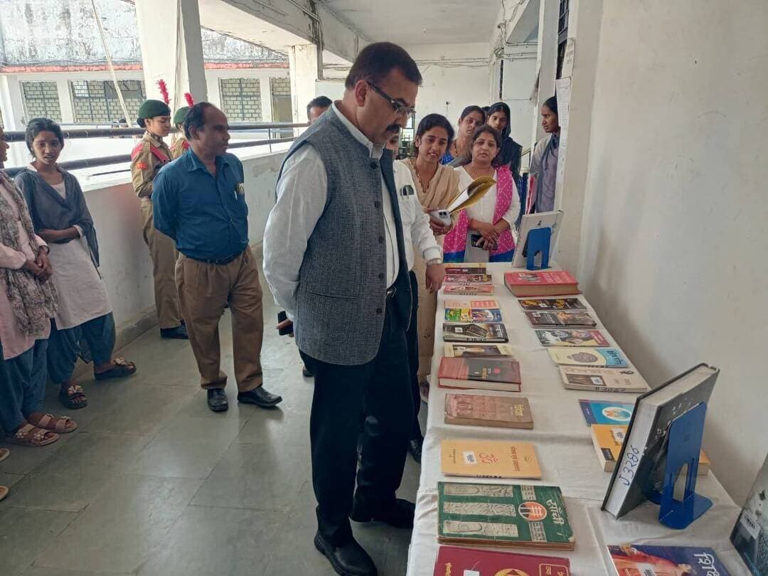 अपर मुख्य सचिव उच्च शिक्षा श्री अनुपम राजन ने किया औचक निरीक्षण
-----------------------------------
महाविद्यालय की शैक्षणिक गतिविधियों, छात्र सुविधाओं एवं व्यवस्थाओं का लिया जायजा; छात्राओं और प्राचार्यों से किया संवाद
-----------------------------------
विदिशा। प्रदेश स्तरीय जन विश्वास अभियान के अंतर्गत उच्च शिक्षा विभाग के अपर मुख्य सचिव श्री अनुपम राजन ने आज राजमाता विजयाराजे सिंधिया शासकीय कन्या अग्रणी स्नातकोत्तर महाविद्यालय, विदिशा का औचक निरीक्षण किया। उन्होंने महाविद्यालय की शैक्षणिक गतिविधियों, उपलब्ध संसाधनों, प्रशासनिक व्यवस्थाओं और छात्राओं को मिल रही सुविधाओं की जानकारी ली। महाविद्यालय के प्राचार्य डॉ. बी.डी. अहिरवार ने श्री राजन को परिसर का भ्रमण कराया। इस दौरान उन्होंने वाणिज्य संकाय की छात्राओं द्वारा तैयार किए गए विभिन्न व्यावसायिक मॉडल, गृह विज्ञान की छात्राओं द्वारा तैयार पौष्टिक व्यंजन तथा लाइब्रेरी में लगाई गई पुस्तक प्रदर्शनी का अवलोकन किया और छात्राओं के प्रयासों की सराहना की। उन्होंने कक्षाओं एवं प्रयोगशालाओं का निरीक्षण कर अध्यापन और प्रायोगिक कार्यों की स्थिति देखी। प्राचार्य ने महाविद्यालय में संचालित शैक्षणिक एवं सह-पाठ्यक्रम गतिविधियों तथा प्रयोगशालाओं के सुचारु संचालन की जानकारी दी। कक्षाओं के नियमित एवं व्यवस्थित संचालन पर अपर मुख्य सचिव ने संतोष व्यक्त किया।
छात्राओं से संवाद कर जानीं शैक्षणिक एवं छात्रवृत्ति संबंधी समस्याएं -
निरीक्षण के दौरान श्री अनुपम राजन ने छात्राओं से सीधे संवाद किया। उन्होंने उनकी पढ़ाई, निजी कक्षाओं, प्रतियोगी परीक्षाओं की तैयारी, छात्रवृत्ति योजनाओं तथा अध्ययन से जुड़ी समस्याओं के बारे में जानकारी ली। छात्राओं ने अपनी आवश्यकताओं और अपेक्षाओं से उन्हें अवगत कराया। श्री राजन ने उनकी बातों को गंभीरता से सुना और आवश्यक विषयों पर जानकारी प्राप्त की।
▪️ ताइक्वांडो एवं योग प्रशिक्षण का किया अवलोकन -
अपर मुख्य सचिव ने महाविद्यालय के बहुउद्देशीय भवन एवं खेल विभाग में संचालित ताइक्वांडो और योग प्रशिक्षण गतिविधियों का भी अवलोकन किया। इन गतिविधियों के माध्यम से छात्राओं में शारीरिक स्वास्थ्य, आत्मविश्वास, अनुशासन और व्यक्तित्व विकास को बढ़ावा दिया जा रहा है। उन्होंने उपलब्ध संसाधनों के उपयोग तथा छात्राओं को शिक्षा के साथ खेल एवं शारीरिक प्रशिक्षण के अवसर उपलब्ध कराने के प्रयासों की जानकारी ली।
▪️ पाठ्यक्रम, छात्रवृत्ति एवं कार्यालयीन व्यवस्थाओं की समीक्षा -
प्राचार्य डॉ. बी.डी. अहिरवार ने महाविद्यालय में संचालित विभिन्न पाठ्यक्रमों, छात्रवृत्ति योजनाओं, उनकी प्रगति और कार्यालयीन व्यवस्थाओं के संबंध में अपर मुख्य सचिव को जानकारी दी। उन्होंने बताया कि महाविद्यालय प्रशासन का प्रयास है कि छात्राओं को गुणवत्तापूर्ण शिक्षा के साथ बेहतर शैक्षणिक सुविधाएं और आवश्यक संसाधन उपलब्ध कराए जाएं, जिससे उनका बौद्धिक, शारीरिक एवं सर्वांगीण विकास सुनिश्चित हो सके।
▪️ जिले के शासकीय महाविद्यालयों के प्राचार्यों एवं स्टाफ से भी किया संवाद -
इस अवसर पर जिले के विभिन्न शासकीय महाविद्यालयों के प्राचार्य एवं स्टाफ सदस्य उपस्थित रहे। श्री अनुपम राजन ने उनसे महाविद्यालयों के संचालन, शैक्षणिक गतिविधियों, प्रशासनिक व्यवस्थाओं तथा कार्यस्थल से जुड़ी समस्याओं पर चर्चा की। उन्होंने अधिकारियों एवं कर्मचारियों की समस्याएं सुनीं तथा उनके निराकरण के लिए आवश्यक पहल करने और यथाशीघ्र समाधान सुनिश्चित करने का आश्वासन दिया। जन विश्वास अभियान के अंतर्गत किया गया यह निरीक्षण उच्च शिक्षा संस्थानों में पारदर्शिता, जवाबदेही और बेहतर प्रशासनिक व्यवस्था को मजबूत करने की दिशा में महत्वपूर्ण रहा। विद्यार्थियों से सीधे संवाद और महाविद्यालयीन व्यवस्थाओं के प्रत्यक्ष अवलोकन से उच्च शिक्षा की गुणवत्ता में सुधार तथा छात्र हित से जुड़े विषयों के प्रभावी समाधान को गति मिलने की उम्मीद है। #मुख्यमंत्री_जनविश्वास_अभियान #vidisha