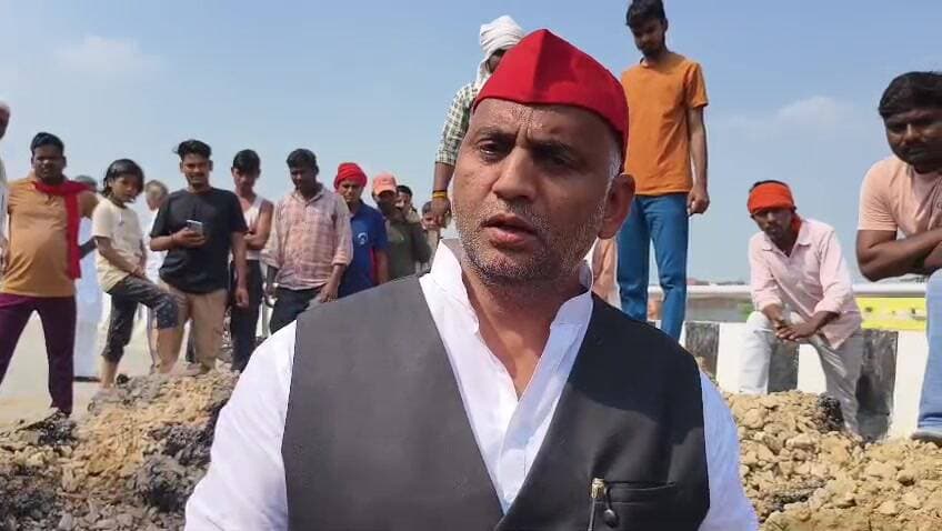 चंदौली: बरठी रेलवे ओवरब्रिज सड़क धंसी, पूर्व विधायक ने भ्रष्टाचार का लगाया गंभीर आरोप