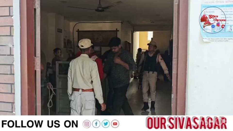 ডকাইতৰ সন্ধানত যোৰহাট আৰক্ষীৰ শিৱসাগৰত অভিযান। শিৱসাগৰত ভাড়াতীয়া হিচাপে আছিল দুই ডকাইত। ডকাইতকেইটা ক্ৰমে মৰনৈকিনাৰৰ জাকিৰ হুছেইন আৰু শিমলুগুৰিৰ আছিকুৰ আলম।