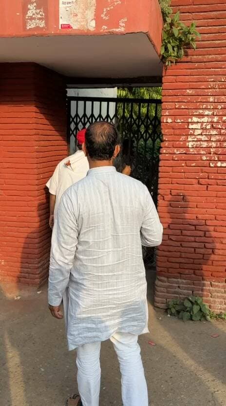शाम 4 बजे मतदान का समय पूरा होते ही SD इंटर कॉलेज के गेट बंद, टिंकू अभिषेक अरोड़ा ने निष्पक्ष मतदान पर दिया जोर
नियम-कानून सबके लिए बराबर हों, फर्जी मतदान बर्दाश्त नहीं”— टिंकू अभिषेक अरोड़ा का बयान
सहारनपुर।
शिक्षक-स्नातक एमएलसी चुनाव के दौरान मतदान का निर्धारित समय शाम 4 बजे पूरा होते ही एसडी इंटर कॉलेज स्थित मतदान स्थल का गेट बंद करा दिया गया। इस संबंध में टिंकू अभिषेक अरोड़ा ने कहा कि मतदान की समय-सीमा का पालन होना चाहिए और किसी भी प्रकार का फर्जी मतदान नहीं होने दिया जाना चाहिए।
उन्होंने कहा कि नियम और कानून सभी के लिए समान होने चाहिए। समाजवादी किसी भी प्रकार का सत्ता का दबाव बर्दाश्त नहीं करेंगे। उन्होंने निष्पक्ष एवं पारदर्शी मतदान व्यवस्था सुनिश्चित करने पर जोर देते हुए कहा कि चुनाव प्रक्रिया नियमों के अनुसार ही संपन्न होनी चाहिए।
#Saharanpur #MLCElection #मतदान #निष्पक्षचुनाव #समाजवादीपार्टी #News7 #SaharanpurNews