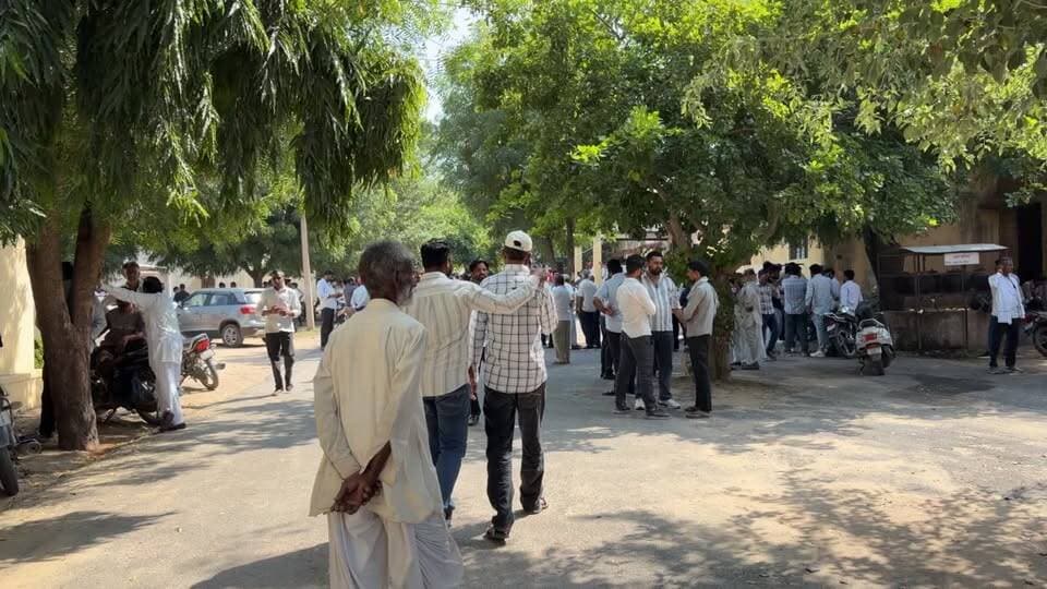 🔴 परबतसर पंचायत समिति चुनाव | नामांकन का आज आखिरी दिन
परबतसर तहसील में पंचायत समिति सदस्य पद के नामांकन को लेकर दावेदारों की भारी भीड़ उमड़ रही है। प्रत्याशी अपने-अपने समर्थकों के साथ नामांकन पत्र दाखिल करने पहुंच रहे हैं। आखिरी दिन होने के चलते तहसील परिसर में चुनावी हलचल तेज है और हर तरफ उम्मीदवारों की चर्चा है।
📍 स्थान: परबतसर तहसील, राजस्थान
📹 कैमरा: News Circle – परबतसर
