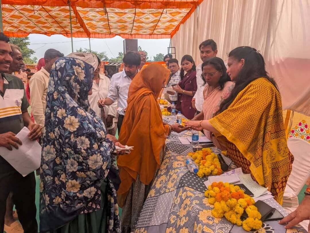 *ग्राम डाबड़ी में जन-विश्वास शिविर आयोजित, कलेक्टर श्रीमती माथुर ने सुनी ग्रामीणों की समस्याएं*
आलीराजपुर । मुख्यमंत्री डॉ. मोहन यादव की मंशानुसार आमजन को शासकीय योजनाओं एवं सेवाओं का लाभ सहज, सरल और सुगम रूप से उपलब्ध कराने के उद्देश्य से मुख्यमंत्री जन-विश्वास अभियान 2026 के अंतर्गत ग्राम डाबड़ी के स्कूल परिसर में शिविर का आयोजन किया गया।
शिविर में कलेक्टर श्रीमती नीतू माथुर ने ग्रामीणों की समस्याएं सुनीं तथा उनके आवेदन प्राप्त किए। उन्होंने ग्रामीणों को संबोधित करते हुए कहा कि जन-विश्वास अभियान का उद्देश्य आमजन की समस्याओं का त्वरित निराकरण करना और पात्र हितग्राहियों को शासन की जनकल्याणकारी योजनाओं का लाभ उपलब्ध कराना है।
शिविर के माध्यम से विभिन्न विभागों द्वारा योजनाओं की जानकारी प्रदान करने के साथ नागरिकों की समस्याओं एवं शिकायतों के निराकरण की कार्रवाई की गई।
इस शिविर के माध्यम से आजीविका मिशन के तहत समूह से जुड़ी महिलाओं ने शासन द्वारा दिए जा रहे आर्थिक सहायता एवं ऋण सुविधा के महत्व पर प्रकाश डालते हुए अपने व्यवसाय की जानकारी देकर अन्य महिलाओं को भी समूह से जुड़ने के लिए प्रेरित किया साथ ही शासन की ऋण सुविधा के लिय धन्यवाद ज्ञापित किया ।
शिविर में पेंशन योजना के अंतर्गत ग्राम बड़ी खट्टाली के श्री इंडला वास्कला, ग्राम बिलासा के श्री कुंवर गाड़रिया, श्रीमती शाहबाई गाड़रिया, श्रीमती वेस्ती चौहान एवं श्रीमती धनबाई चौहान, ग्राम सिंधी के श्री केकड़िया रावत, ग्राम भीमबयड़ा की श्रीमती अनबाई बामनिया, ग्राम उम्दा की श्रीमती भूरली बामनिया, ग्राम सालखेड़ा के श्री केसरी डुडवे तथा ग्राम डाबड़ी की श्रीमती भूरी बाई रावत को लाभान्वित किया गया। इसी प्रकार शिविर में आयुष्मान भारत योजना के तहत ग्राम डाबड़ी के हितग्राहियों में झुमरी बाई बघेल , वेरसिंह वास्कला, सोमला टैगोर, सुरेश राठड़िया एवं रेलम बाई राठड़िया प्रधानमंत्री कृषि सिंचाई योजना (उद्यानिकी विभाग) के अंतर्गत ग्राम इन्द्रवन, विकासखंड जोबट के हितग्राही श्री प्रताप सिंह को 57 हजार 375 रुपये की अनुदान राशि प्रदान की गई।
विभिन्न योजनाओं सहित आजीविका मिशन के तहत 12 समूहों को 64 लाख 50 हजार एवं मुद्रा लोन के तहत 2 समूहों को 1 लाख के ऋण स्वीकृति पत्र एवं चेक सौंपे गए साथ ही शासन की जनकल्याणकारी योजनाओं का लाभ पहुंचाने का प्रयास किया गया।
इस शिविर में शासन द्वारा चलाई जा रही विभिन्न जनकल्याणकारी योजनाओं की जानकारी प्रदर्शित की गई। कार्यक्रम स्थल पर स्वास्थ्य जांच शिविर भी आयोजित किया गया, जिसमें नागरिकों का स्वास्थ्य परीक्षण कर निशुल्क दवाइयां वितरित की गई और आवश्यक उपचार उपलब्ध कराये गये।
इस दौरान पुलिस अधीक्षक श्री रघुवंश सिंह, मुख्य कार्यपालन अधिकारी जिला पंचायत श्रीमती संघमित्रा गौतम, अनुविभागीय अधिकारी श्री मनोज गरवाल सहित विभिन्न विभागों के अधिकारी एवं कर्मचारी उपस्थित रहे।
CM Madhya Pradesh
Indore Commissioner
Jansampark Madhya Pradesh
#मुख्यमंत्री_जन_विश्वास
#collector
#alirajpur