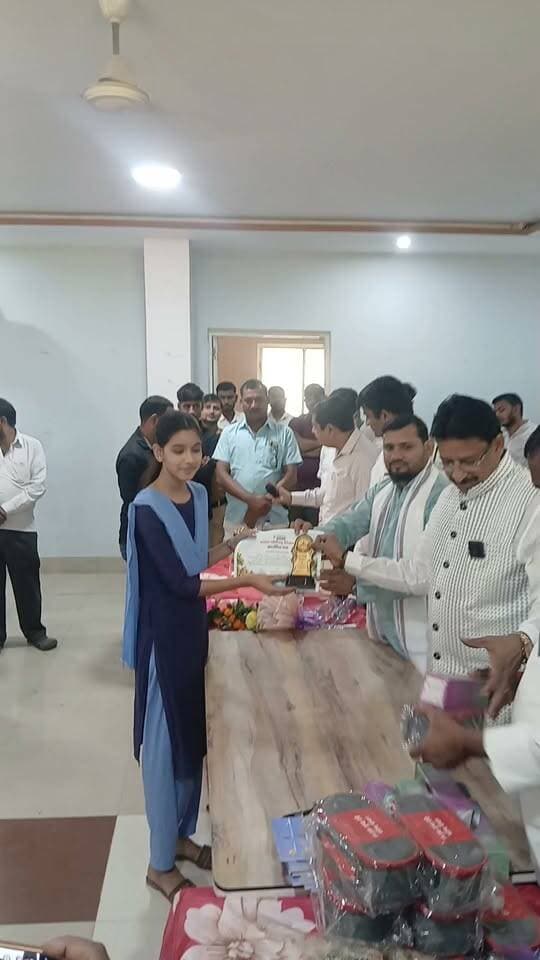 आराध्या कुमारी राज स्कूल टिकारी को किया गया सम्मानित औरंगाबाद सांसद अभय कुशवाहा द्वारा! #bdbiharjharkhand