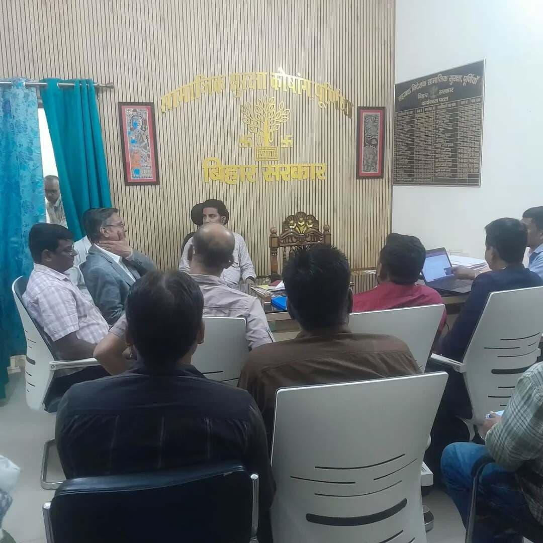 समाहरणालय पूर्णिया,
जनसंपर्क कार्यालय,
प्रेस विज्ञप्ति :-1722,
दिनांक 23/10/2026,
==================
'सुरक्षित बचपन अभियान' हेतु गैर-सरकारी संस्थाओं एवं हितधारकों के साथ बैठक आयोजित:--
जिला बाल संरक्षण इकाई (DCPU), पूर्णिया के सहायक निदेशक श्री अमरेश कुमार की अध्यक्षता में शुक्रवार को ‘सुरक्षित बचपन अभियान’ के सफल क्रियान्वयन को लेकर जिले के बाल संरक्षण क्षेत्र में कार्यरत गैर-सरकारी संगठनों (NGOs) और संबंधित हितधारकों की बैठक आयोजित की गई।
अभियान का उद्देश्य: यह एक अखिल भारतीय विद्यालय-आधारित जागरूकता अभियान है, जिसका मुख्य उद्देश्य POCSO Act, 2012 के प्रति जागरूकता बढ़ाना और बच्चों को लैंगिक अपराधों एवं यौन शोषण से सुरक्षित रखना है।
प्रमुख बिंदु: विद्यालयों में जागरूकता गतिविधियाँ संचालित करने, बच्चों को safe/unsafe स्पर्श (सुरक्षित एवं असुरक्षित व्यवहार) की पहचान कराने, कानूनी प्रावधानों और शिकायत दर्ज कराने की प्रक्रिया की जानकारी देने पर जोर दिया गया।
समन्वित प्रयास: श्री अमरेश कुमार ने बच्चों को सुरक्षित वातावरण देने के लिए विद्यालयों, NGOs, DLSA और संबंधित विभागों से आपसी समन्वय के साथ कार्य करने की अपील की।
उपस्थिति:--
बैठक में बाल कल्याण समिति (CWC) के अध्यक्ष श्री सुमित प्रकाश, बाल संरक्षण पदाधिकारी श्री विवेक कुमार, DLSA के काउंसलर श्री प्रवीण कुमार, AVA से श्री सज्जाद आलम, यूनिसेफ से श्री कमल कामत, प्रथम से श्री तफवीज एवं श्री शिवशंकर पाठक, न्यू होप सोसाइटी, हेल्प ए चाइल्ड, GPSVS, ट्रिनिटी इंडिया के प्रतिनिधि तथा DCPU के पदाधिकारी एवं कर्मी शामिल थे।
#pmnarendramodi
#cmsamrat
#samratchoudhary