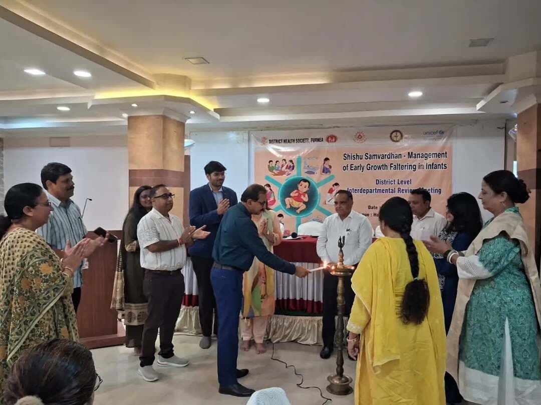 समाहरणालय पूर्णिया,
जनसंपर्क कार्यालय,
प्रेस विज्ञप्ति1720,
दिनांक 23/10/2026,
==================
पूर्णिया में 'शिशु संवर्द्धन' और समग्र शिशु बाल स्वास्थ्य कार्यक्रम पर जिला स्तरीय समीक्षा बैठक एवं क्षमता वर्धन कार्यशाला आयोजित:-
पहले 6 माह शिशु के शारीरिक, मानसिक और संज्ञानात्मक विकास के लिए बेहद संवेदनशील:- विशेषज्ञ
स्वास्थ्य और ICDS तंत्र के तालमेल से कम वजन के साथ जन्मे शिशुओं को मिलेगी गुणवत्तापूर्ण देखभाल:----
शिशुओं के शुरुआती छ: महीनों में होने वाले आरंभिक वृद्धि अवरोध (EGF - Early Growth Faltering) की पहचान और बेहतर प्रबंधन के लिए शुक्रवार को होटल सेंटर पॉइंट, पूर्णिया में स्वास्थ्य विभाग द्वारा यूनिसेफ बिहार एवं एम्स पटना के तकनीकी सहयोग से एक दिवसीय जिला स्तरीय समीक्षा बैठक एवं क्षमता वर्धन कार्यशाला का आयोजन किया गया।
सिविल सर्जन डॉ. प्रमोद कुमार कन्नौजिया की अध्यक्षता में आयोजित इस कार्यशाला का मुख्य उद्देश्य स्वास्थ्य एवं आईसीडीएस (ICDS) विभाग के पदाधिकारियों और अग्रिम पंक्ति के कार्यकर्ताओं की क्षमता वृद्धि करना है,ताकि समुदाय स्तर पर शिशुओं और माताओं के लिए गुणवत्तापूर्ण सेवाएं सुनिश्चित की जा सकें।
कार्यशाला में एम्स पटना से आए डॉ. दीपिका और डॉ. वेंकटेश ने प्रतिभागियों को शिशु पोषण, वृद्धि निगरानी, स्तनपान परामर्श, जोखिम पहचान और समुदाय-आधारित प्रबंधन पर विस्तृत प्रशिक्षण दिया।
इस दौरान पायलट प्रखंड कसबा और पूर्णिया पूर्व में चल रहे शिशु संवर्द्धन कार्यक्रम की प्रगति की समीक्षा भी की गई।
विशेषज्ञों ने बताया कि जन्म से 6 महीने तक की अवधि शिशु के समग्र विकास के लिए अत्यंत महत्वपूर्ण होती है।
समय पर पहचान, उचित परामर्श, नियमित फॉलो-अप तथा 'पोषण ट्रैकर' एवं 'एम-आशा' जैसे डिजिटल प्लेटफॉर्म्स के माध्यम से स्वास्थ्य एवं आईसीडीएस विभाग के मजबूत समन्वय से शिशुओं की स्थिति में सुधार लाया जा सकता है।
इस अवसर पर डीपीएम सुरेंद्र कुमार दास, डीसीएम नवीन कुमार दास, यूनिसेफ राज्य सलाहकार वृंदा किराडू, जिला पोषण सलाहकार निधि भारती, जिला एनीमिया मुक्त भारत सलाहकार शुभम गुप्ता, बाल विकास परियोजना पदाधिकारी (CDPO), महिला पर्यवेक्षिका, प्रखंड चिकित्सा पदाधिकारी (MOIC), BHM, BCM एवं प्रखंड समन्वयकों की सक्रिय रूप से उपस्थित थे।
#pmnarendramodi
#cmsamrat
#samratchoudhary