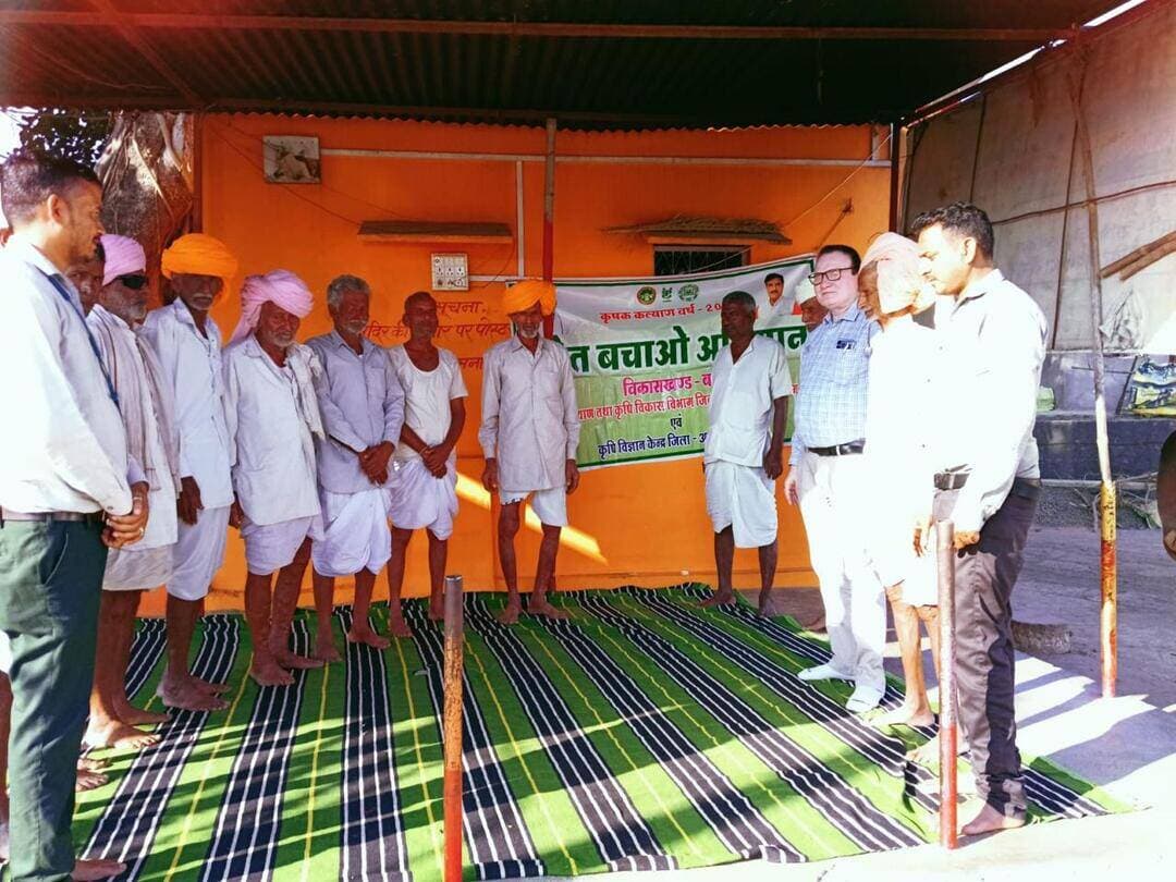 खेत बचाओ अभियान के अंतर्गत जागरूकता कार्यक्रम आयोजित
मृदा स्वास्थ्य, संतुलित उर्वरक उपयोग एवं प्राकृतिक खेती की दी जानकारी
खेत बचाओ अभियान के अंतर्गत ग्राम पंचायत मदकोटा, विकासखंड बड़ौद (जिला आगर-मालवा) में जागरूकता कार्यक्रम आयोजित किया गया। कार्यक्रम में उपसंचालक कृषि श्री गोपेश पाठक, श्री राजेश डामोर बी.टी.एम. एवं श्री अनिल रांगोट आत्मा टीम द्वारा किसानों से कृषि की विभिन्न महत्वपूर्ण गतिविधियों पर विस्तृत चर्चा की गई।
इस दौरान किसानों को मृदा स्वास्थ्य संरक्षण, उर्वरकों के संतुलित उपयोग, नरवाई प्रबंधन तथा प्राकृतिक खेती अपनाने के संबंध में महत्वपूर्ण जानकारी प्रदान की गई। उपसंचालक कृषि श्री गोपेश पाठक ने किसानों को बताया कि फसलों में उर्वरकों का प्रयोग मिट्टी की जांच एवं फसल की आवश्यकता के अनुसार संतुलित मात्रा में करना चाहिए। नाइट्रोजन, फास्फोरस एवं पोटाश जैसे प्रमुख पोषक तत्वों का उचित अनुपात में उपयोग करने से फसलों की वृद्धि एवं उत्पादन में सहायता मिलती है। आवश्यकता से अधिक रासायनिक उर्वरकों के उपयोग से बचना चाहिए तथा मृदा परीक्षण के आधार पर उर्वरक प्रबंधन को प्राथमिकता देनी चाहिए। साथ ही गोबर की खाद, कम्पोस्ट एवं हरी खाद जैसे जैविक स्रोतों के उपयोग से मिट्टी की उर्वरता बनाए रखने पर भी जोर दिया गया।
किसानों को फसल कटाई के बाद खेतों में नरवाई जलाने से होने वाले नुकसान के बारे में बताया गया। नरवाई जलाने से मिट्टी के लाभकारी सूक्ष्मजीव प्रभावित होते हैं, जैविक पदार्थों का नुकसान होता है तथा वायु प्रदूषण बढ़ता है। नरवाई को जलाने के बजाय खेत में मिलाने, मल्चिंग करने अथवा स्ट्रॉ रीपर एवं अन्य कृषि यंत्रों की सहायता से उसका उचित प्रबंधन करने की सलाह दी गई। इससे मिट्टी में जैविक पदार्थों की मात्रा बढ़ाने तथा पर्यावरण संरक्षण में मदद मिल सकती है।
प्राकृतिक खेती के संबंध में किसानों को बताया गया कि इसमें स्थानीय स्तर पर उपलब्ध प्राकृतिक संसाधनों, गोबर, गोमूत्र एवं फसल अवशेषों का उपयोग कर खेती की लागत कम करने और मिट्टी के स्वास्थ्य में सुधार लाने का प्रयास किया जाता है। किसानों को बीजामृत, जीवामृत, आच्छादन (मल्चिंग) तथा खेत में जैव विविधता बनाए रखने जैसे प्रमुख घटकों की जानकारी दी गई। साथ ही प्राकृतिक खेती को अपनाते समय स्थानीय परिस्थितियों, फसल की आवश्यकता एवं कृषि विभाग के मार्गदर्शन के अनुसार तकनीकों का उपयोग करने की सलाह दी गई।
खेत बचाओ अभियान का उद्देश्य किसानों को जागरूक कर भूमि की उर्वरता, पर्यावरण संरक्षण एवं टिकाऊ कृषि पद्धतियों को बढ़ावा देना है, ताकि कृषि उत्पादन के साथ-साथ प्राकृतिक संसाधनों का संरक्षण भी सुनिश्चित किया जा सके।
Department of Agriculture, Madhya Pradesh
Jansampark Madhya Pradesh
#agarmalwa
#आगरमालवा
