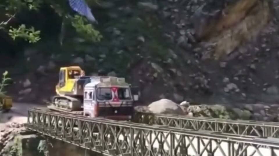 एक ट्रक पर एस्कवेटर लोड कर पुल पार करने के दौरान अचानक पुल टूट गया और ट्रक समेत भारी मशीन नीचे जा गिरी गनीमत रही कि चालक को ज्यादा चोट नहीं आई। हादसे का वीडियो सोशल मीडिया पर तेजी से वायरल हो रहा है।