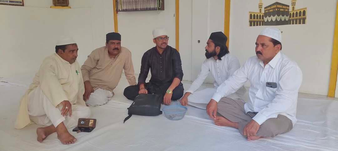 ओल्ड हाईकोर्ट स्थित वक़्फ़ मस्जिद जिन्सी इंदरगंज में आज समाज के जिम्मेदार लोगों के साथ एक बैठक की गई, जिसमें अफजल बेग साहब, हैदरी साहब, शमशाद साहब, मस्जिद के इमाम मोहम्मद फैजल साहब एवं नमाज़ी मौजूद रहे। जिसमें एक बार फिर यह वक़्फ़ के ठोस कागजों के साथ बताया गया कि यह मस्जिद वक्फ की संपत्ति है किसी एक की जागीर नहीं, कोई फर्जी बसियत बनवाकर उस पर यह लिखवाए की मस्जिद का मालिक में हूँ तो वो अपनी पूरी ताकत लगा ले कितने ही षडयंत्र रचले मस्जिद का मालिक कभी नहीं बनपाएगा। सिर्फ दुकानों पर कब्जा करके उनसे किराया वसूल करके पैसा ही खा सकता है। यह मस्जिद 25.08.1957 से वक्फबोर्ड में दर्ज है और 2018 से इसकी खिदमत करने का मौका मुझे मिला, यह मेरे लिए गर्व की बात है। मस्जिद चारों ओर से सीसीटीवी कैमरों की निगरानी में है आज मस्जिद के इमाम फैजल साहब ने जुमे की नमाज पढ़ाई ओर सभी के लिये दुआ की। देखें मस्जिद का खूबसूरत नजारा।
आज का इंसान खुदा से कम और सीसीटीवी से ज्यादा डरता है। इस पर आपका क्या कहना है कमेंट में बताएं
#waqfmaszidjinsiindarganj
#oldhighcourt
#gwalior