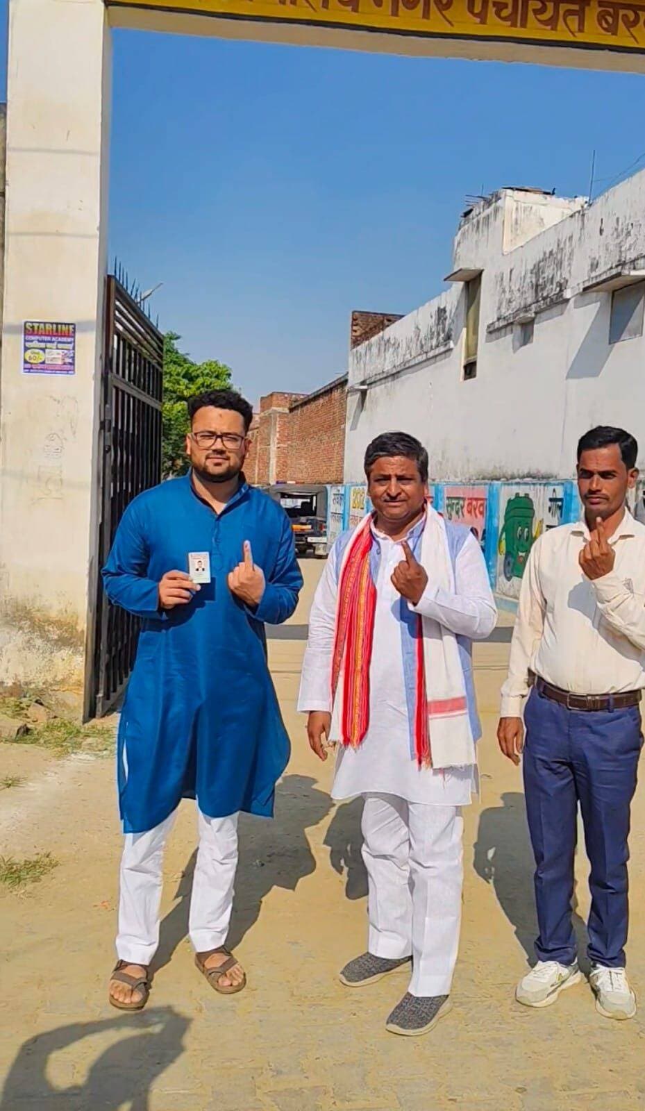सपा नेता क्रांति सिंह ने स्नातक चुनाव में डाला वोट