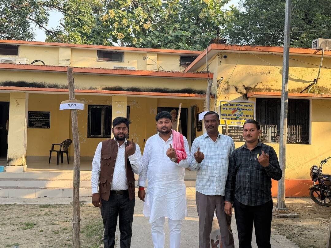 स्नातक विधान परिषद के चुनाव में समाजवादी पार्टी के नेता कार्तिक तिवारी ने डाला वोट...../