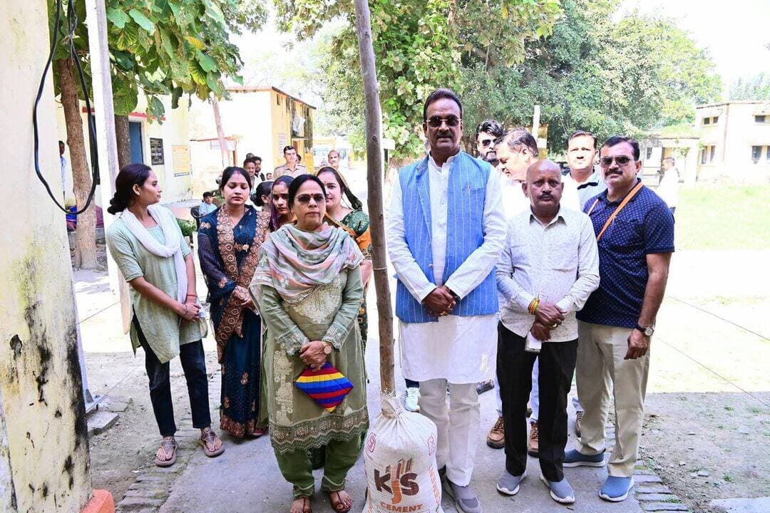 विधान परिषद स्नातक चुनाव मे लाइन मे लगकर नियम से परिवार सहित विधायक लोकेंद्र प्रताप सिंह ने मतदान किया !!