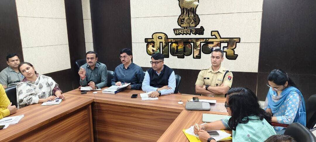 जिला निर्वाचन अधिकारी निशान्त जैन, ऑब्जर्वर ननवनीत कुमार और पुलिस अधीक्षक मृदुल कच्छावा ने रिटर्निंग अधिकारियों और प्रकोष्ठ प्रभारियों की ली बैठक,खबर कमेट में
