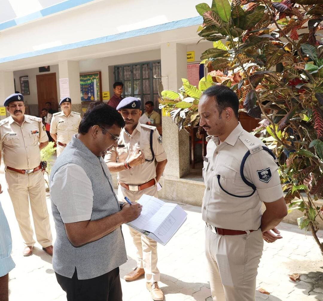 पटना स्नातक एवं शिक्षक निर्वाचन 2026 के अवसर पर विभिन्न मतदान केंद्रों का निरीक्षण करते जिलाधिकारी श्री कुंदन कुमार एवं वरीय पुलिस अधीक्षक श्री कार्तिकेय के शर्मा
Information & Public Relations Department, Government of Bihar
Chief Electoral Officer, Bihar
Patna Police