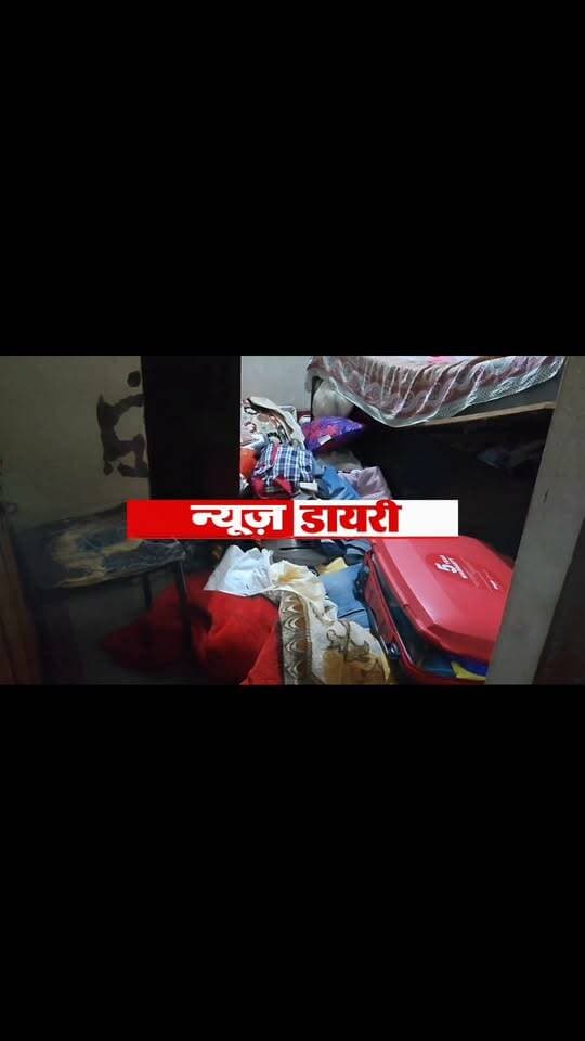 बंद घर की बाउंड्री फांदकर घुसे चोर, कई दरवाजों के ताले तोड़ लाखों के जेवरात और नकदी ले उड़े
सतगावां के मरचोई में चोरी की बड़ी वारदात, घर के मालिक रहते हैं बाहर; सूचना पर पहुंची पुलिस ने शुरू की जांच
सतगावां। थाना क्षेत्र के मरचोई गांव में बंद घर को निशाना बनाकर चोरों ने चोरी की बड़ी वारदात को अंजाम दिया। चोर बाउंड्रीवाल फांदकर घर में घुसे और कई दरवाजों के ताले तोड़कर लाखों रुपये के जेवरात, नकदी समेत अन्य कीमती सामान लेकर फरार हो गए। घटना की जानकारी मिलने के बाद इलाके में हड़कंप मच गया। चोरी की वारदात कब हुई, इसकी स्पष्ट जानकारी अब तक नहीं मिल सकी है।मिली जानकारी के अनुसार, मरचोई निवासी कुणाल सिंह, पिता स्वर्गीय विनोद सिंह, का घर बंद था। घर के स्वामी अन्य स्थानों पर रहते हैं। इसी दौरान चोरों ने घर को निशाना बनाया। बताया जाता है कि चोर बाउंड्रीवाल फांदकर परिसर में दाखिल हुए और घर के कई दरवाजों के ताले तोड़कर अंदर प्रवेश किया। इसके बाद घर में रखे जेवरात, नकदी और अन्य कीमती सामान लेकर फरार हो गए। चोरी गए सामान का वास्तविक मूल्य और पूरी सूची सामने आना बाकी है।घटना की सूचना मिलते ही सतगावां थाना के एसआई अरविंद सिंह घटनास्थल पर पहुंचे और मामले की जांच शुरू की। पुलिस आसपास के लोगों से पूछताछ कर रही है तथा चोरी की घटना से जुड़े संभावित सुराग जुटाए जा रहे हैं। पुलिस यह पता लगाने का प्रयास कर रही है कि चोरी की वारदात कब हुई और इसमें कौन-कौन शामिल हो सकते हैं।बंद घर में हुई इस वारदात के बाद स्थानीय लोगों में चिंता का माहौल है। लोगों को आशंका है कि चोरों ने घर की स्थिति और उसके बंद रहने की जानकारी जुटाने के बाद घटना को अंजाम दिया होगा। हालांकि, इस संबंध में पुलिस की जांच के बाद ही स्थिति स्पष्ट हो सकेगी।पुलिस मामले की छानबीन में जुटी है। अब सबकी नजर इस बात पर है कि पुलिस चोरों तक कब पहुंचती है और चोरी गए सामान की बरामदगी कब तक हो पाती है।