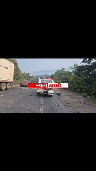 कोडरमा घाटी में अनियंत्रित होकर पलटा कोयला लदा ट्रक, सड़क पर बिखरा कोयला, चालक #घायल।