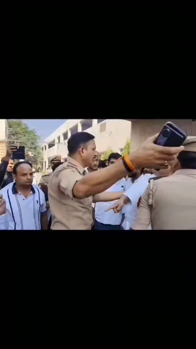DAV कॉलेज में भाजपा-सपा समर्थकों में भिड़ंत, एजेंट कार्ड को लेकर मारपीट और हंगामा
मुजफ्फरनगर के DAV कॉलेज में MLC स्नातक चुनाव के दौरान भाजपा और सपा समर्थक आपस में भिड़ गए। एजेंट कार्ड को लेकर मारपीट और हंगामा हुआ। वहीं, यूपी सरकार के मंत्री पर भूत कैप्चरिंग करने का आरोप भी लगाया गया है।
#मुजफ्फरनगर #BreakingNews #DAVCollege #MLCचुनाव #बीजेपी समाजवादीपार्टी यूपी_न्यूज़ राजनीति BulandVani