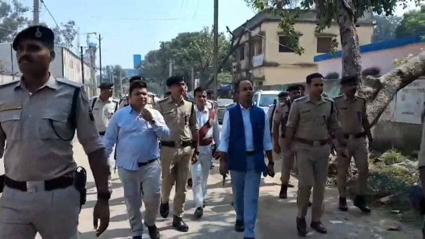 जिला पदाधिकारी एवं पुलिस अधीक्षक ने विभिन्न मतदान केन्द्रों का किया संयुक्त निरीक्षण।
आज दिनांक 23 अक्टूबर 2026 को बिहार विधान परिषद के पटना स्नातक एवं पटना शिक्षक निर्वाचन क्षेत्र के द्विवार्षिक निर्वाचन-2026 के तहत मतदान प्रक्रिया को स्वतंत्र, निष्पक्ष, पारदर्शी, शांतिपूर्ण एवं भयमुक्त वातावरण में सम्पन्न कराने के उद्देश्य से जिला निर्वाचन पदाधिकारी-सह-जिला पदाधिकारी, नवादा श्री रवि प्रकाश एवं पुलिस अधीक्षक, नवादा श्री अभिनव धीमान द्वारा संयुक्त रूप से जिले के विभिन्न मतदान केन्द्रों का निरीक्षण किया गया।
निरीक्षण के क्रम में जिला पदाधिकारी एवं पुलिस अधीक्षक ने पकरीबरावां प्रखंड के मतदान केन्द्र संख्या-112 एवं 72, वारिसलीगंज प्रखंड के मतदान केन्द्र संख्या-110, 109 एवं 70, नारदीगंज प्रखंड के मतदान केन्द्र संख्या-104 एवं 67, हिसुआ प्रखंड के मतदान केन्द्र संख्या-68 एवं 105, अनुमंडल कार्यालय, नवादा सदर स्थित मतदान केन्द्र संख्या-106 एवं 107, जिला परिषद स्थित मतदान केन्द्र संख्या-108 एवं अन्य मतदान केंद्रों का निरीक्षण किया। इस दौरान अधिकारियों ने मतदान प्रक्रिया, विधि-व्यवस्था एवं सुरक्षा व्यवस्था का जायजा लिया तथा मतदान के सुचारू संचालन हेतु की गई व्यवस्थाओं की समीक्षा की।
निरीक्षण के दौरान संबंधित पदाधिकारियों एवं मतदान कर्मियों को भारत निर्वाचन आयोग के दिशा-निर्देशों का अक्षरशः अनुपालन सुनिश्चित करते हुए पूरी निष्पक्षता, पारदर्शिता एवं सतर्कता के साथ मतदान प्रक्रिया सम्पन्न कराने का निर्देश दिया गया।
इस अवसर पर गोपनीय शाखा प्रभारी,श्री राजीव कुमार सहित संबंधित पदाधिकारी उपस्थित थे।
नवादा से राकेश कुमार चन्दन की रिपोर्ट !