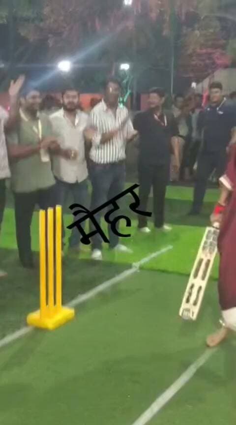 पंडित धीरेंद्र शास्त्री ने देर रात केजेएस सीमेंट प्लांट में खेला क्रिकेट खेला जम लगाए छक्के