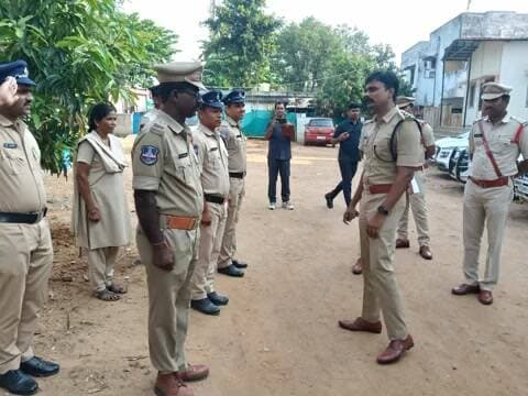 కొత్తగూడెం: భద్రాద్రి కొత్తగూడెం జిల్లాలో పోలీస్ స్టేషన్ల తనిఖీ చేపట్టిన ఎస్పీ రోహిత్ రాజు
