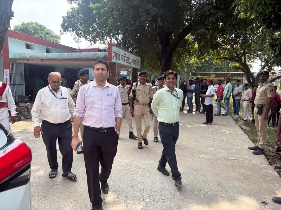05-दरभंगा स्नातक एवं शिक्षक निर्वाचन क्षेत्र के लिए आज हुए मतदान के मद्देनजर जिला पदाधिकारी, बेगूसराय श्री रिची पांडेय ने बलिया एवं नावकोठी प्रखंड कार्यालय स्थित मतदान केंद्रों का निरीक्षण कर मतदान प्रक्रिया एवं व्यवस्थाओं का जायजा लिया। उन्होंने शांतिपूर्ण, निष्पक्ष एवं पारदर्शी मतदान सुनिश्चित करने हेतु की गई व्यवस्थाओं का अवलोकन किया।
मौके पर पुलिस अधीक्षक श्री मनीष एवं उप विकास आयुक्त श्री आकाश चौधरी उपस्थित थे।
IPRD Bihar
Chief Electoral Officer, Bihar
#begusarai